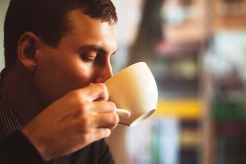 Un homme qui boit du café.