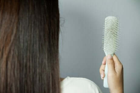 Chute des cheveux avec le brossage.