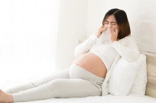 Une femme enceinte malade.