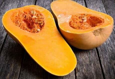 Courge coupée en deux.