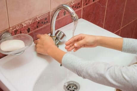 Comment désinfecter une blessure avec de l'eau et du savon.