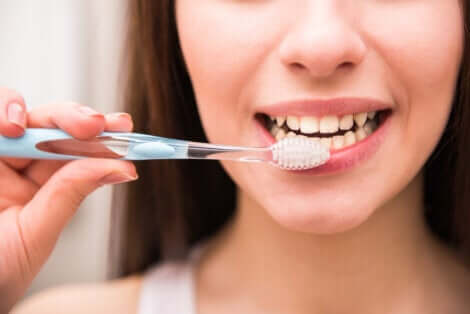 Une femme qui se brosse les dents.