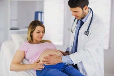 Une femme enceinte chez le médecin.