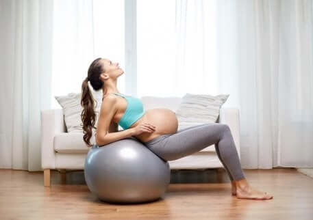 Une femme enceinte qui fait de l'exercice.