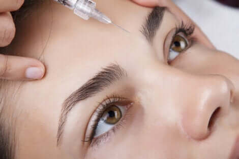 Injection entre les sourcils d'une femme.