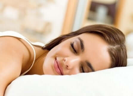 Une femme qui dort paisiblement. 