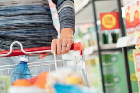 Une femme qui fait ses achats.