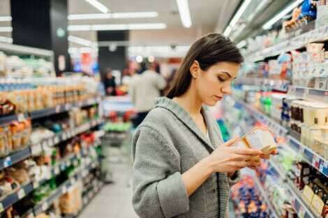Une femme dans un supermarché.