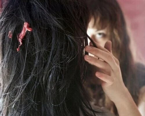 Avoir du chewing-gum coincé dans les cheveux peut être un vrai calvaire.