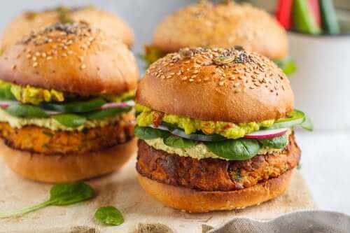 2 façons de préparer des hamburgers végétariens