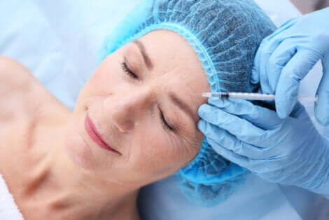 Injection d'acide hyaluronique sur le visage d'une femme. 