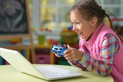 Une fillette qui joue à un jeu vidéo.