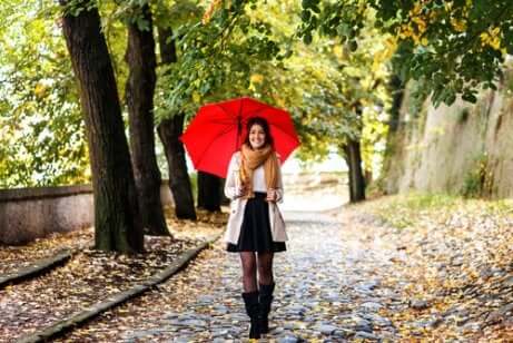 Une jeune femme sous un parapluie.