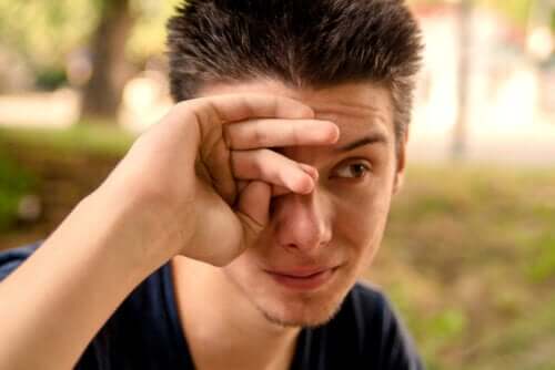 Quelles sont les causes des yeux larmoyants ?