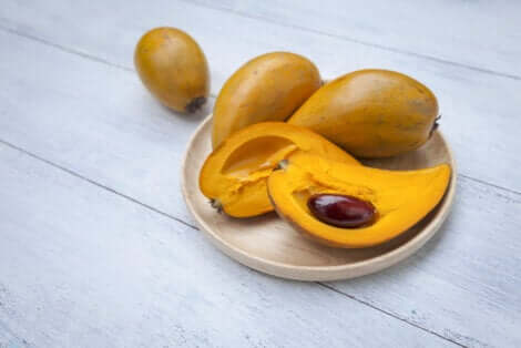 Lucuma coupé en deux.