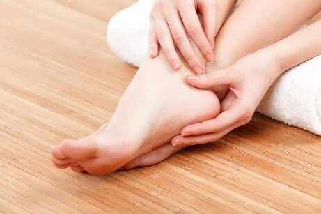 Un massage des pieds. 