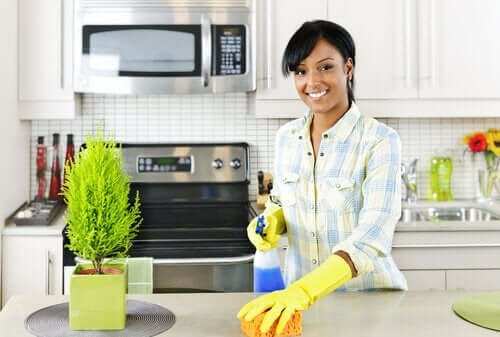 Une femme qui nettoie sa cuisine.