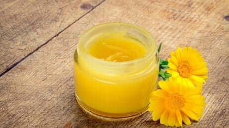 Un onguent à l arnica pour le torticolis.