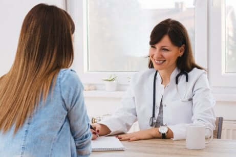 Consultation médicale entre deux femmes. 