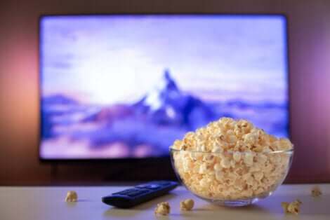 Bol de pop-corn devant la télévision.