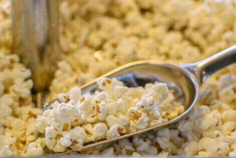 Une cuillère de pop-corn.