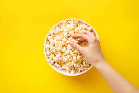 Un bol de pop-corn fait maison.
