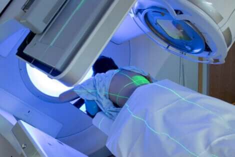 Un patient qui suit une radiothérapie.