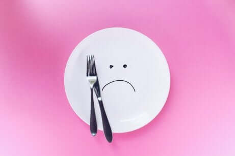 Assiette vide, signe de frustration.