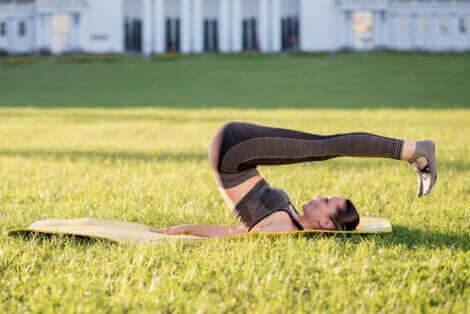 Une femme s'exerçant le dos.