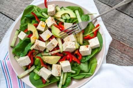 Salade de légumes et de tofu. 