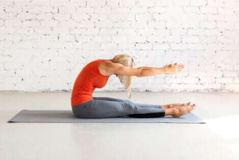 Une femme qui fait des étirements.