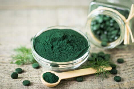 Spiruline en poudre et comprimés.