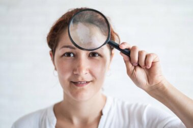 Taches sur le visage : causes, types et traitements