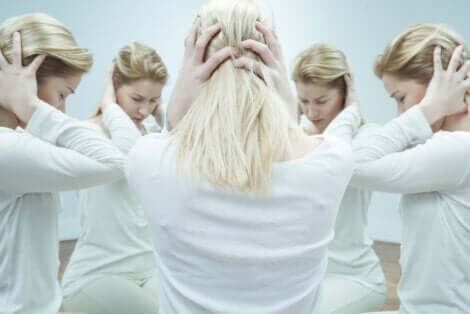 Une femme souffrant d'hallucinations.