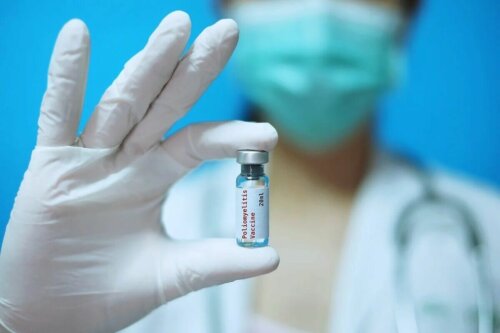 Un vaccin dans des mains de médecin.