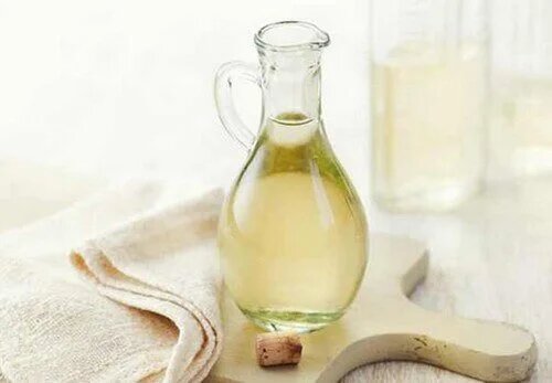 Le vinaigre permet de dissoudre le chewing-gum coincé dans les cheveux.