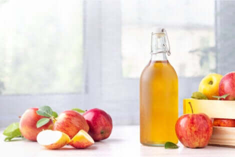 Du vinaigre de cidre maison.