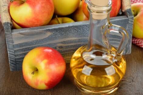 Du vinaigre de cidre et des pommes.