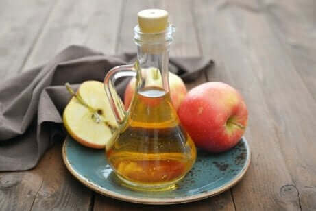 Le vinaigre de pomme.