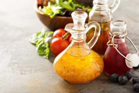 Différentes vinaigrettes en bouteille.