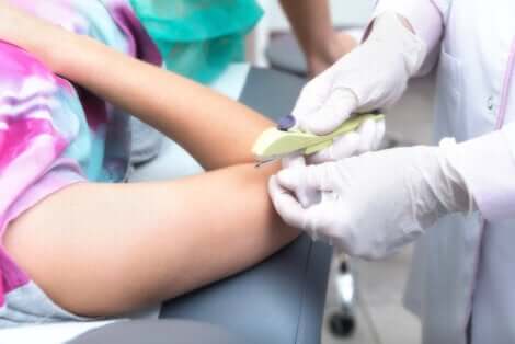 Administration d'un implant sous-cutané.