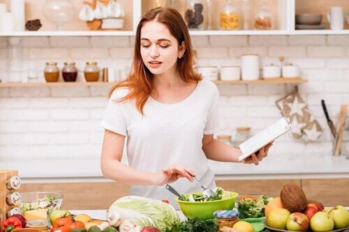 Une femme en train de cuisiner.