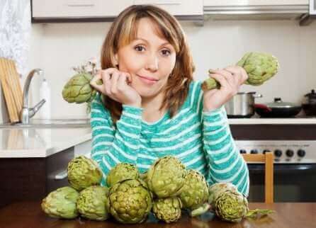 Une femme avec des artichauts.