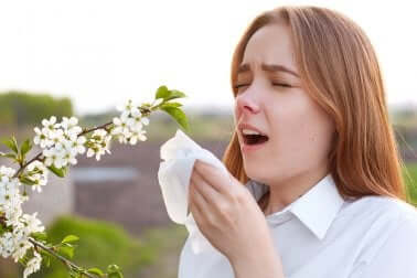 Une femme allergique au pollen.