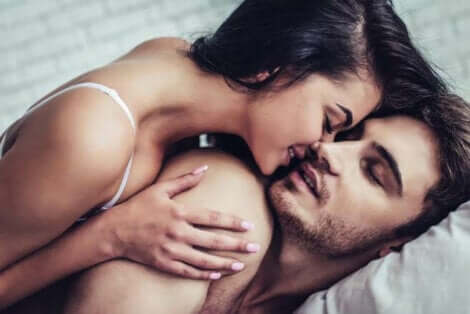 Un baiser d'un couple.