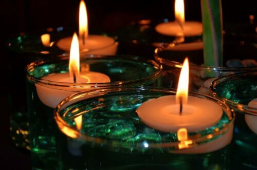 Des bougies flottantes.