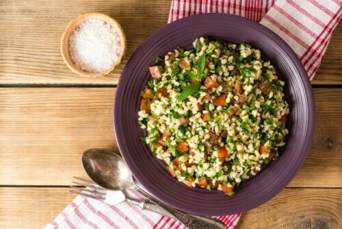 Une assiette de taboulé.