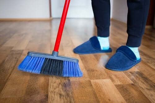 4 méthodes pour faire briller vos sols en bois avec des produits maison