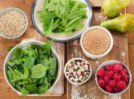 Des aliments contenant des fibres.