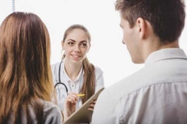 Un couple en consultation médicale.